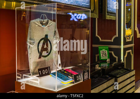 Bangkok, Thailandia - Apr 24, 2019: vendicatori 4 Endgame souvenir fanclub t-shirt per il cinema stati ricompensa utilizzando le reward point a Exchange. Foto Stock
