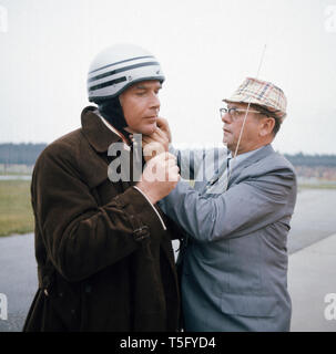 Joachim Fuchsberger wird bei dem eines Anziehen Helmes geholfen, ca. 1970. Joachim Fuchsberger è aiutato da indossare un casco, ca. 1970 Foto Stock