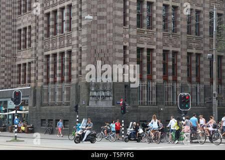 AMSTERDAM, Paesi Bassi - 10 luglio 2017: la gente a piedi dalla città di Amsterdam (archivio Stadsarchief Amsterdam) nei Paesi Bassi. Gli archivi sono in De Baz Foto Stock