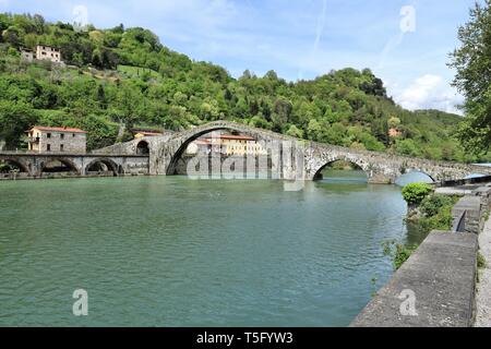 Ponte della Maddalena - importante ponte medievale in Italia. Parte della storica Via Francigena rotta commerciale in Toscana. Noto anche come Ponte del Diavolo. Foto Stock