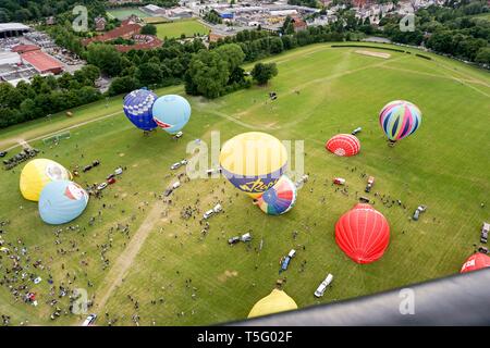 Im abheben Heißluftballon Vela palloncino Kiel Norder Nordmarksportfeld Kieler Woche Luftaufnahme / mongolfiera foto aerea palloncino rosso Foto Stock