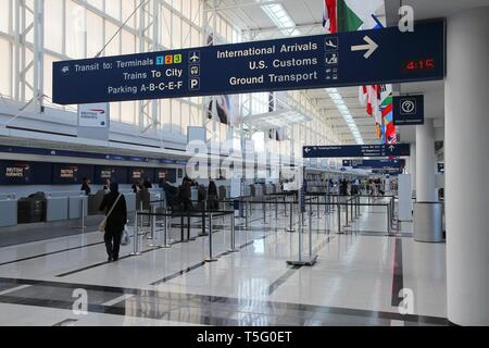 CHICAGO, STATI UNITI D'AMERICA - Aprile 1, 2014: i viaggiatori il check-in presso l'Aeroporto Internazionale Chicago O'Hare NEGLI STATI UNITI. È stato il quinto aeroporto più trafficato del mondo con 66,8 Foto Stock