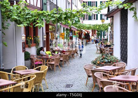 BERNKASTEL, Germania - 19 Luglio: turisti visitano la città vecchia sulla luglio 19, 2011 a Bernkastel-Kues. Secondo il suo ufficio del turismo, la città è annualmente ad elevata visibilità Foto Stock