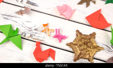 Raccolta di diversi modelli di origami. Foto Stock