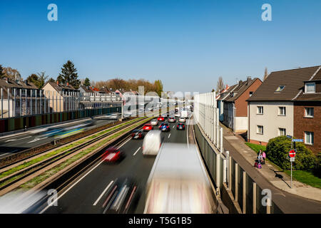 Essen, la zona della Ruhr, Renania settentrionale-Vestfalia, Germania - ora di punta del traffico su autostrada A40, una barriera del rumore riduce il rumore inquinamento per i residenti. Esse Foto Stock