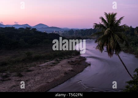 Twilight time prima del tramonto nella zona di campagna che si trova nella valle e vicino al fiume, nel nord della Thailandia. Foto Stock