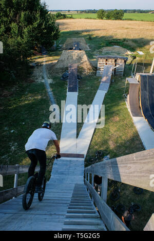 SAINTE FOY-de-PEYROLIÈRES, Francia - 05 agosto: un uomo facendo acrobazie in un parco bmx, Occitanie, Sainte-Foy-de-Peyrolières, Francia il 05 agosto 2018 in Sainte Foy-de-peyrolières, Francia. Foto Stock