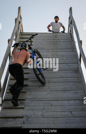 SAINTE FOY-de-PEYROLIÈRES, Francia - 05 agosto: un uomo di preparazione per una sessione di acrobazie in un parco bmx, Occitanie, Sainte-Foy-de-Peyrolières, Francia il 05 agosto 2018 in Sainte Foy-de-peyrolières, Francia. Foto Stock