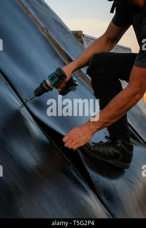 SAINTE FOY-de-PEYROLIÈRES, Francia - 05 agosto: Istvan Caillet fixinf il suo bmx park durante una sessione di acrobazie, Occitanie, Sainte-Foy-de-Peyrolières, Francia il 05 agosto 2018 in Sainte Foy-de-peyrolières, Francia. Foto Stock