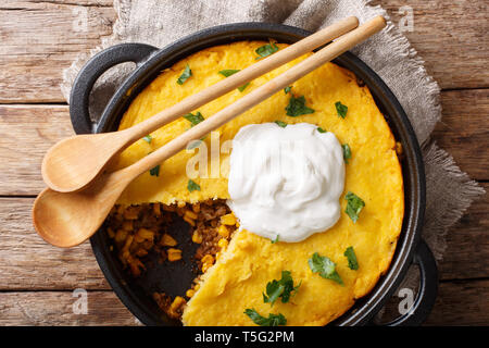 In casa tamale pie casseruola con il mais e la carne macinata di manzo e formaggio close-up in una padella sul tavolo. parte superiore orizzontale vista da sopra Foto Stock