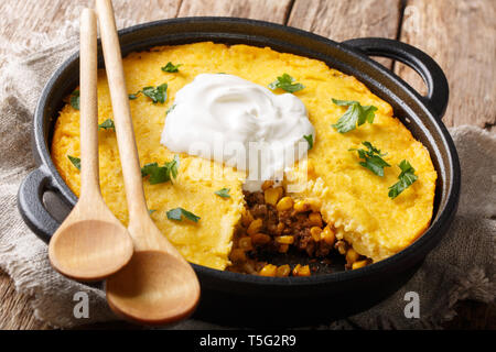 In casa tamale pie casseruola con il mais e la carne macinata di manzo e formaggio close-up in una padella sul tavolo orizzontale. Foto Stock