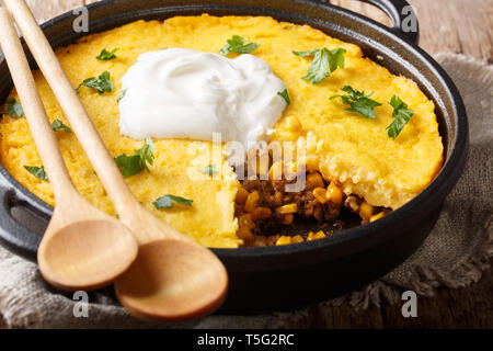 Gustosa torta di Tamale con il mais e la carne macinata di manzo e formaggio closeup in una padella sul tavolo orizzontale. Foto Stock