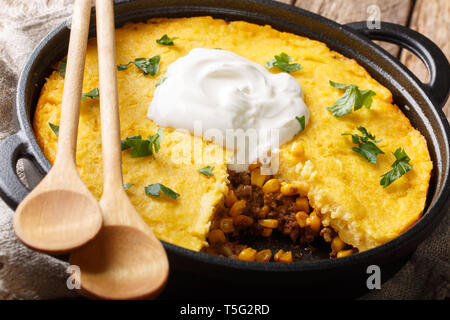 American Tamale corn base di pastafrolla per torta e carni bovine il riempimento di close-up in una padella sul tavolo. Posizione orizzontale Foto Stock