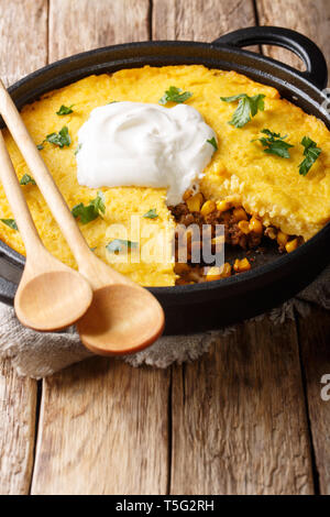 Tamale pie e casseruola in cucina del sud-ovest degli Stati Uniti. Esso viene preparato con una crosta di farina di mais e carne ingredientscloseup su th Foto Stock