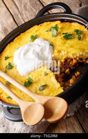 Perfetto Tamale ricetta torta - Ricco di manzo piccante il riempimento e rabboccato con soffice il pane di mais closeup sul piatto verticale. Foto Stock