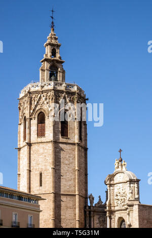 Spagna, El Miguelet Tower, Cattedrale di Valencia la torre dalla Plaza de la Reina Valencia Spagna Europa Foto Stock