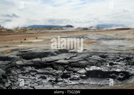 Seltun / Krysuvik (Krýsuvík) - gorgogliamento di fango caldo sulla pentola per la cottura a vapore campo geotermico con depositi di solfati Foto Stock