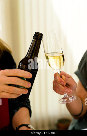 bicchieri di Champagne su tavolo su il oro festivo bokeh sfondo. molti  bicchiere di bianca scintillante vino. buffet. celebrazione di compleanno,  battesimo, nozze o aziendale festa. ai generativo 28764892 Stock Photo su