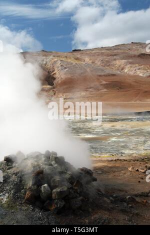 Seltun / Krysuvik (Krýsuvík): fumarola per la cottura a vapore sul campo geotermico con depositi di colore giallo di solfati Foto Stock
