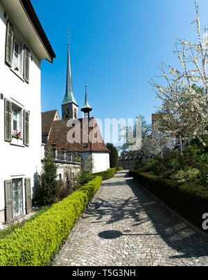 Il sentiero che conduce a Sankt Oswald chiesa nella città di Zug in Svizzera in una bella giornata di primavera Foto Stock