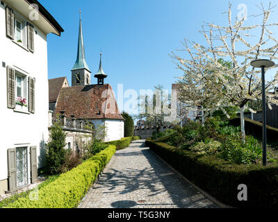 Il sentiero che conduce a Sankt Oswald chiesa nella città di Zug in Svizzera in una bella giornata di primavera Foto Stock