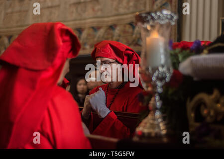 Gli uomini si vede la carica del Cristo nel monastero reale di incarnazione di Madrid in Spagna. Foto Stock