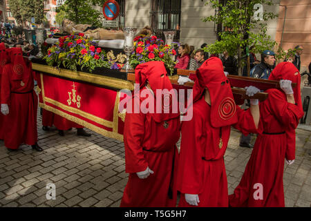 Uomini incappucciati si vede la carica del Cristo nelle strade di Madrid, Spagna. Processione del Cristo distese di fratellanza che ha iniziato dal royal mona Foto Stock