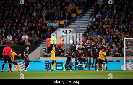 Wolverhampton Wanderers' Ruben Neves punteggi il suo lato del primo obiettivo del gioco durante il match di Premier League a Molineux, Wolverhampton. Foto Stock