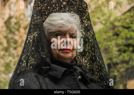 Un anziano donna visto con il tipico spagnolo peineta in nero nella processione della Madonna della solitudine, a Madrid, Spagna. Processione della Madonna o Foto Stock