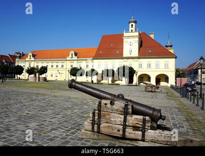 Vecchia arma di guerra militare cannone nella parte vecchia Tvrdja nella città croata di Osijek, su di una piazza della Santissima Trinità risale al tempo di conqu turco Foto Stock