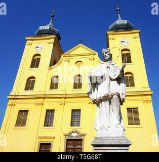Bianco grande scultura di San Giovanni di Nepomuk nella parte anteriore del campanile della chiesa di San Michele Arcangelo nella città croata di Osijek Foto Stock