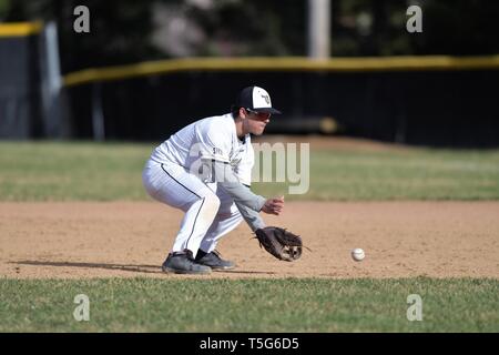 Secondo baseman fielding una sfera di massa prima di gettarsi sulla prima base a ritirare il hitter. Stati Uniti d'America. Foto Stock