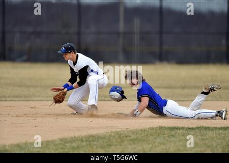 Secondo baseman accettando un tiro da un outfielder troppo tardi per mantenere un avversario di scorrimento in tranquillamente a seconda base con una doppia. Stati Uniti d'America. Foto Stock