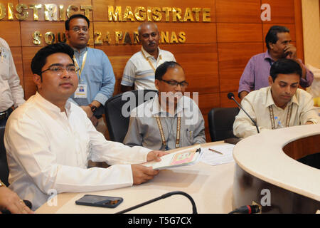 Kolkata, India. 24 apr, 2019. Congresso Trinamool o TMC candidato per il porto di Diamante circoscrizione Abhishek Banerjee (sinistra) inoltra la sua candidatura carte per il Lok Sabha elezione 2019. Credito: Saikat Paolo/Pacific Press/Alamy Live News Foto Stock