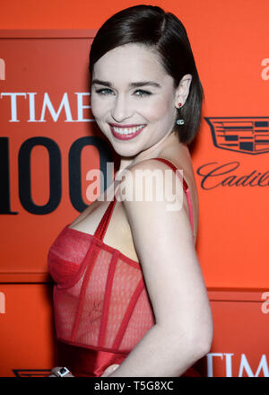 MANHATTAN, NEW YORK, NEW YORK, Stati Uniti d'America - 23 aprile: attrice Emilia Clarke indossando Dolce e Gabbana arriva al tempo 2019 100 gala tenutosi presso il Frederick P. Rose Hall presso il Jazz al Lincoln Center il 23 aprile 2019 a Manhattan, New York New York, Stati Uniti. (Foto di Image Press Agency) Foto Stock