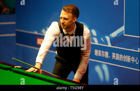 Sheffield, Regno Unito. 24 apr, 2019. L'Inghilterra del Judd Trump reagisce durante il primo round seconda sessione con la Thailandia del Thepchaiya Un-Nooh presso il World Snooker Championship 2019 di Sheffield, Gran Bretagna il 24 aprile 2019. Credito: Craig Brough/Xinhua/Alamy Live News Foto Stock