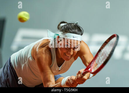 Stuttgart, Germania. 24 apr, 2019. Caroline GARCIA (FRA) in azione nel suo match contro la Anett KONTAVEIT (EST). Kontaveit ha vinto 6-4, 6-3 presso il Tennis Grand Prix Porsche Ladies WTA di Stoccarda, 24 aprile 2019. Credito: Peter Schatz/Alamy Live News Foto Stock