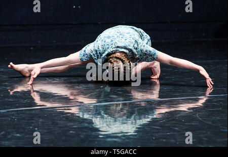 Sadlers Ben's, London, Regno Unito. 24 Aprile 2019.Stephanie McMann presso la prova generale di Nora invita a Deborah Hay - Dove Home è un trittico di danza del Lilian Bayliss Studio, Londra. UK Credit: Thomas Bowles/Alamy Live News Foto Stock