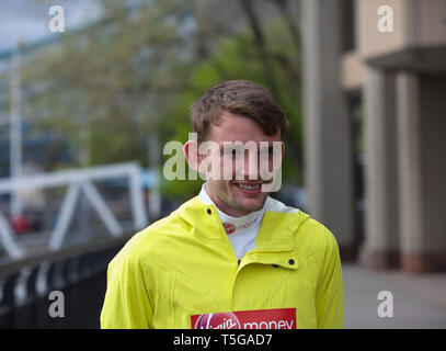 Londra, UK, 24 aprile 2019,Dewi Griffiths assiste la maratona di Londra British atleti Photocall che ha avuto luogo al di fuori del Tower Hotel con il Tower Bridge in background in anticipo della Maratona di domenica. Credito: Keith Larby/Alamy Live News Foto Stock