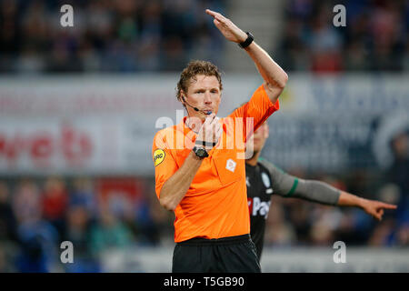 ZWOLLE, 24-04-2019, MAC3Park Stadium, stagione 2018 / 2019, olandese Eredivisie, arbitro Martin van den Kerkhof durante il match PEC Zwolle - FC Groningen Foto Stock