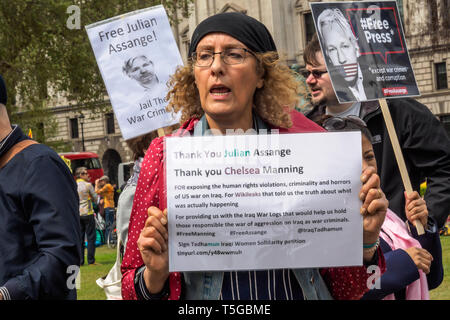 Londra, Regno Unito. 24 apr, 2019. I manifestanti in piazza del Parlamento sostegno Julian Assange e appello per la sua liberazione. Si dice che egli non dovrebbe essere estradati negli Stati Uniti come una volta lì sarà caricato con più gravi crimini e rinchiuso per tutta la vita come un deterrente per altri informatori. Altoparlanti inclusi i diritti umani Attivista Peter Tatchell e Afshin Rattansi da RT "Going Underground' news programma. Hanno condannato il corrotto il Presidente ecuadoriano Moreno per ritirare il suo asilo e consentendo di polizia del Regno Unito per inserire l'ambasciata e arrestarlo. Credito: Peter Marshall / Alamy Live News Foto Stock