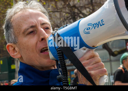 Londra, Regno Unito. Il 24 aprile 2019. Peter Tatchell parla a una protesta in piazza del Parlamento il supporto di Julian Assange e chiede il suo rilascio. Si dice che egli non dovrebbe essere estradati negli Stati Uniti come una volta lì sarà caricato con più gravi crimini e rinchiuso per tutta la vita come un deterrente per altri informatori. Altoparlanti inclusi i diritti umani Attivista Peter Tatchell e Afshin Rattansi da RT "Going Underground' news programma. Hanno condannato il corrotto il Presidente ecuadoriano Moreno per ritirare il suo asilo e consentendo di polizia del Regno Unito per inserire l'ambasciata e arrestarlo. Foto Stock