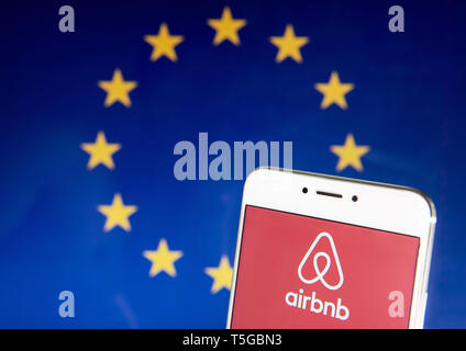 Hong Kong. Xxi Aprile, 2019. In questa foto illustrazione della American online marketplace e hospitality service Airbnb logo è visibile su un androide dispositivo mobile con la bandiera dell'Unione europea in background. Credito: Budrul Chukrut SOPA/images/ZUMA filo/Alamy Live News Foto Stock