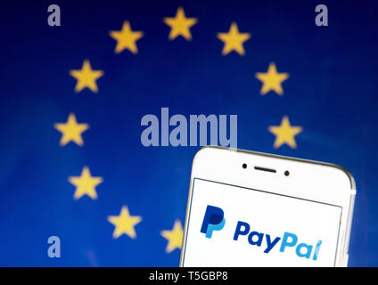 Hong Kong. Xxi Aprile, 2019. In questa foto illustrazione American online piattaforma di pagamento Paypal logo è visibile su un androide dispositivo mobile con la bandiera dell'Unione europea in background. Credito: Budrul Chukrut SOPA/images/ZUMA filo/Alamy Live News Foto Stock