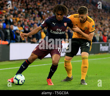 Wolverhampton, Regno Unito. 24 apr, 2019. Alex Iwobi arsenale di battaglie per la sfera con Matt Doherty di Wolverhampton Wanderers. Credito: Paolo Roberts/uno in alto/Alamy Live News Foto Stock