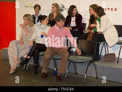 Cayetano Martínez de Irujo e Carolina Adriana Herrera al photocall durante la 26 edizione del Telva Solidaridad 2019 awards mercoledì a Madrid , 24 aprile 2019. Cordon premere Foto Stock