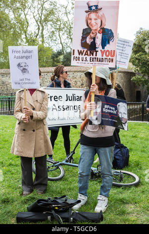 Londra, Regno Unito. Il 24 aprile 2019. Un piccolo gruppo di attivisti che si trova di fronte al Palazzo del Parlamento chiede il rilascio di whistleblower Julian Assange. Credito: Mark Kerrison/Alamy Live News Foto Stock