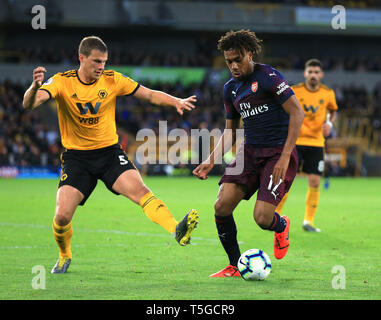 Wolverhampton, Regno Unito. 24 apr, 2019. Alex Iwobi di Arsenal tenta di trovare un percorso attraverso il Wolverhampton Wanderers difesa. Credito: Paolo Roberts/uno in alto/Alamy Live News Foto Stock
