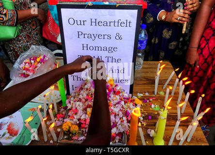 Kolkata, West Bengal, India. 24 apr, 2019. Persone provenienti da diverse comunità sono visti accendendo candele e mostrando la loro solidarietà per le vittime dello Srilanka durante le preghiere.domenica XXI Aprile almeno 300 persone sono morte in esplosione suicida durante la Pasqua la preghiera da un gruppo terroristico in Srilanka. Credito: Avishek Das/SOPA Immagini/ZUMA filo/Alamy Live News Foto Stock