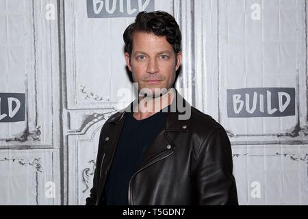 New York, NY, STATI UNITI D'AMERICA. 24 apr, 2019. Nate Berkus interno per AOL costruire serie Candids Celebrity - MER, AOL costruire serie, New York, NY Aprile 24, 2019. Credito: Steve Mack/Everett raccolta/Alamy Live News Foto Stock